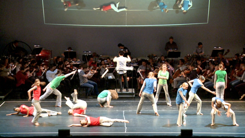 Jugendliche Tänzerinnen auf der Bühne im Festspielhaus St. Pölten in Niederösterreich