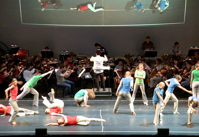 Jugendliche Tänzerinnen auf der Bühne im Festspielhaus St. Pölten in Niederösterreich