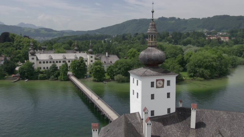 Flugaufaufnahme von Schloss Ort am Traunsee